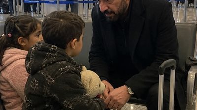 طفلين في المطار