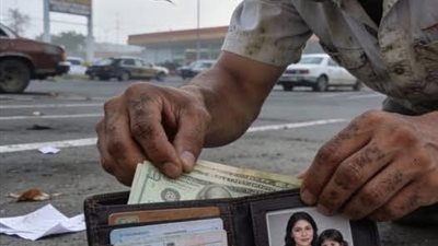 وجد محفظة مليئة بالمال… فسلّمها! ما حدث بعدها قلب حياته رأسًا على عقب 